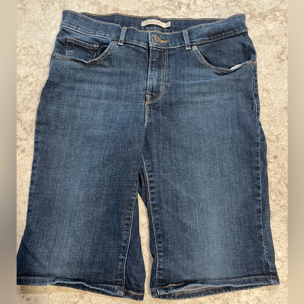 Levi’s Bermuda Jean Shorts Size 28